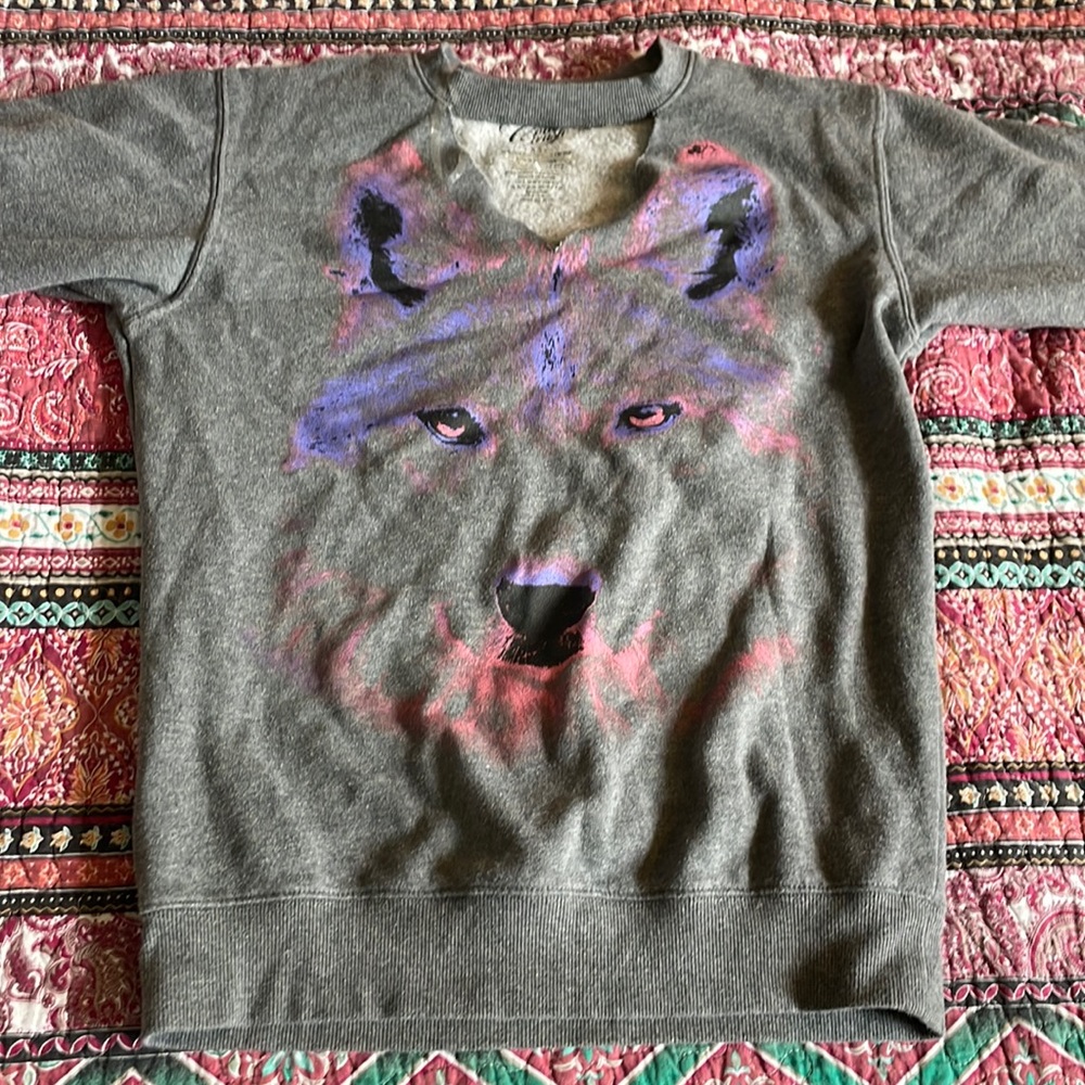 Light crew neck with wolf detailing